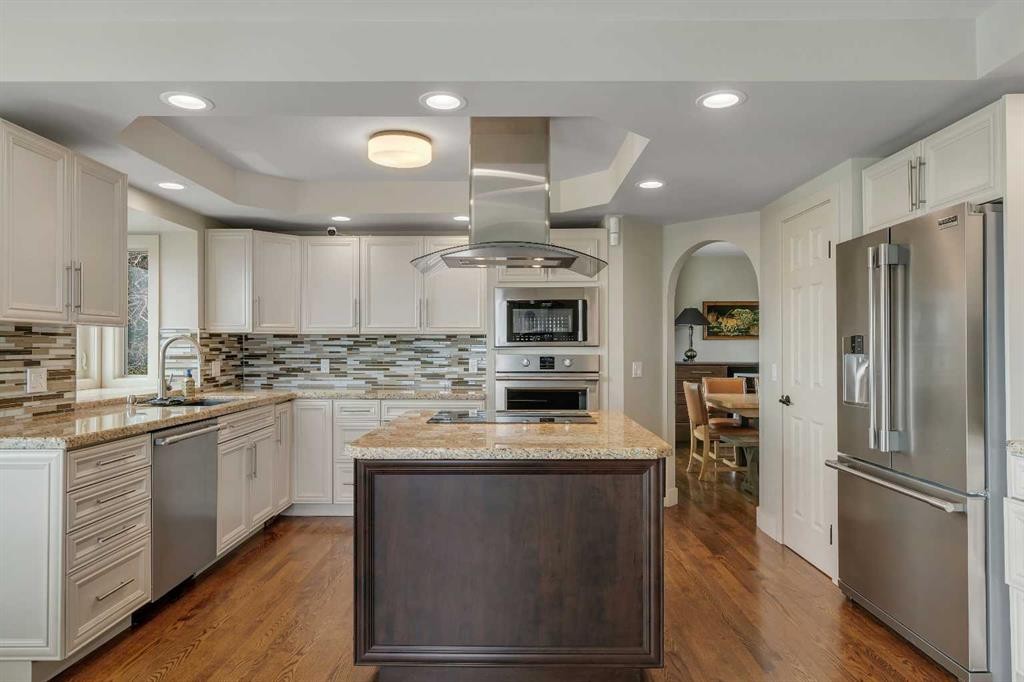 19 Coach Gate Way Sw, Calgary, AB - Indoor Photo Showing Kitchen With Stainless Steel Kitchen With Upgraded Kitchen