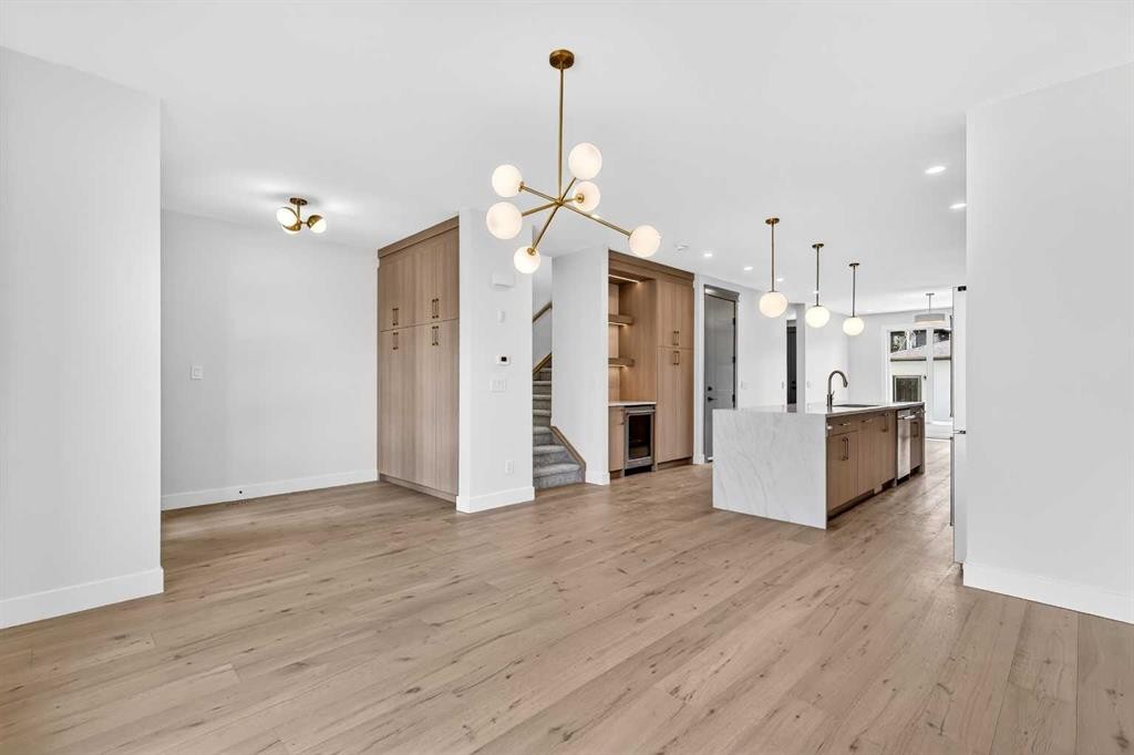 8519 48 Avenue Nw, Calgary, AB - Indoor