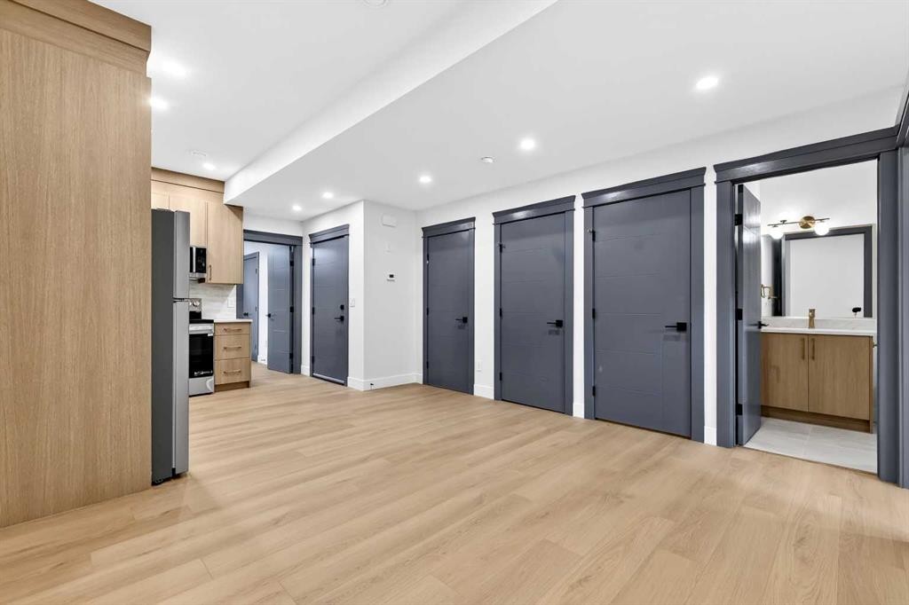 8519 48 Avenue Nw, Calgary, AB - Indoor Photo Showing Other Room