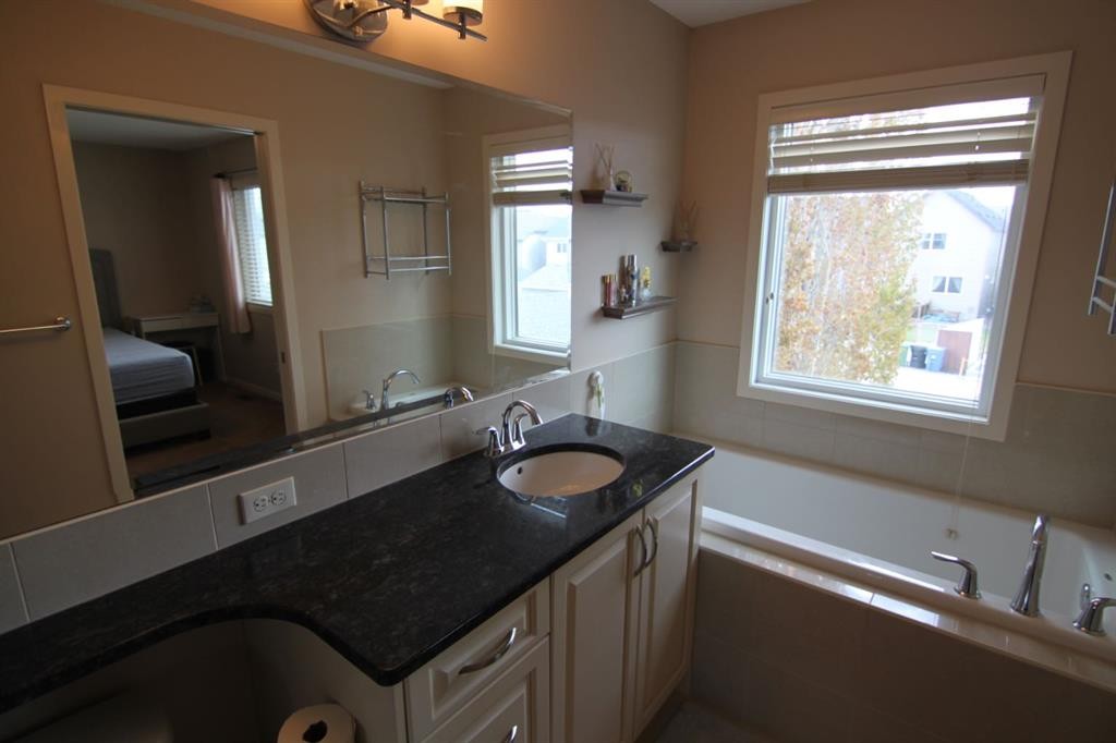 2064 New Brighton Grove Se, Calgary, AB - Indoor Photo Showing Bathroom