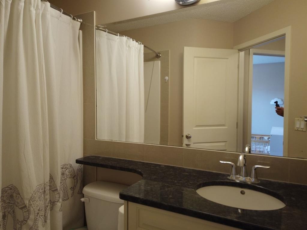 2064 New Brighton Grove Se, Calgary, AB - Indoor Photo Showing Bathroom