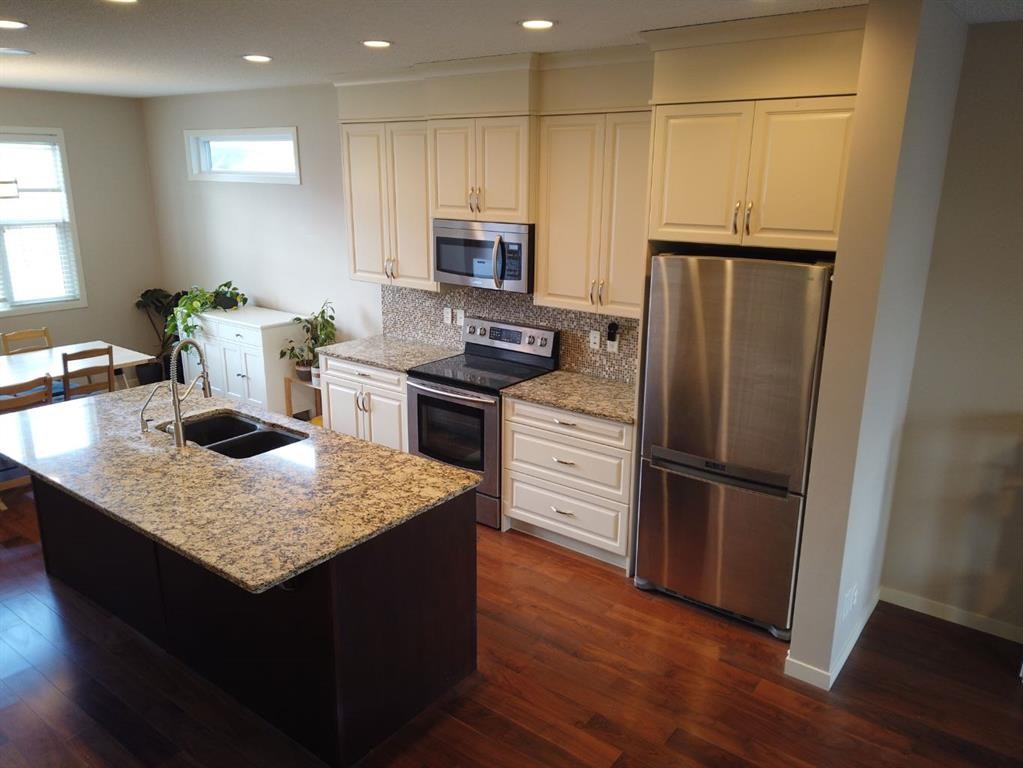 2064 New Brighton Grove Se, Calgary, AB - Indoor Photo Showing Kitchen