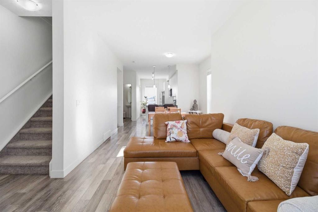 402-11 Evanscrest Mews Nw, Calgary, AB - Indoor Photo Showing Living Room