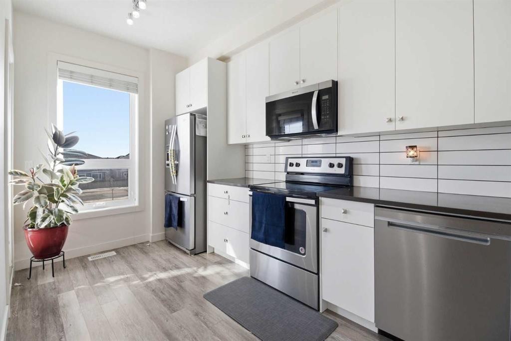 402-11 Evanscrest Mews Nw, Calgary, AB - Indoor Photo Showing Kitchen With Stainless Steel Kitchen With Upgraded Kitchen
