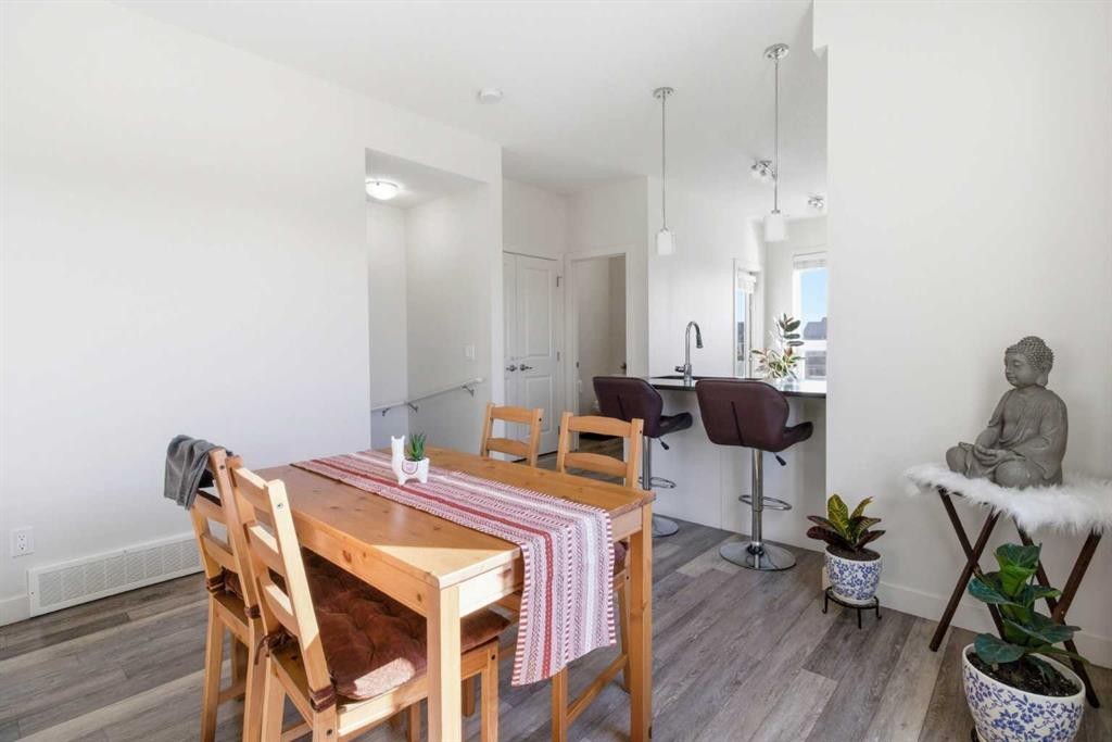 402-11 Evanscrest Mews Nw, Calgary, AB - Indoor Photo Showing Dining Room