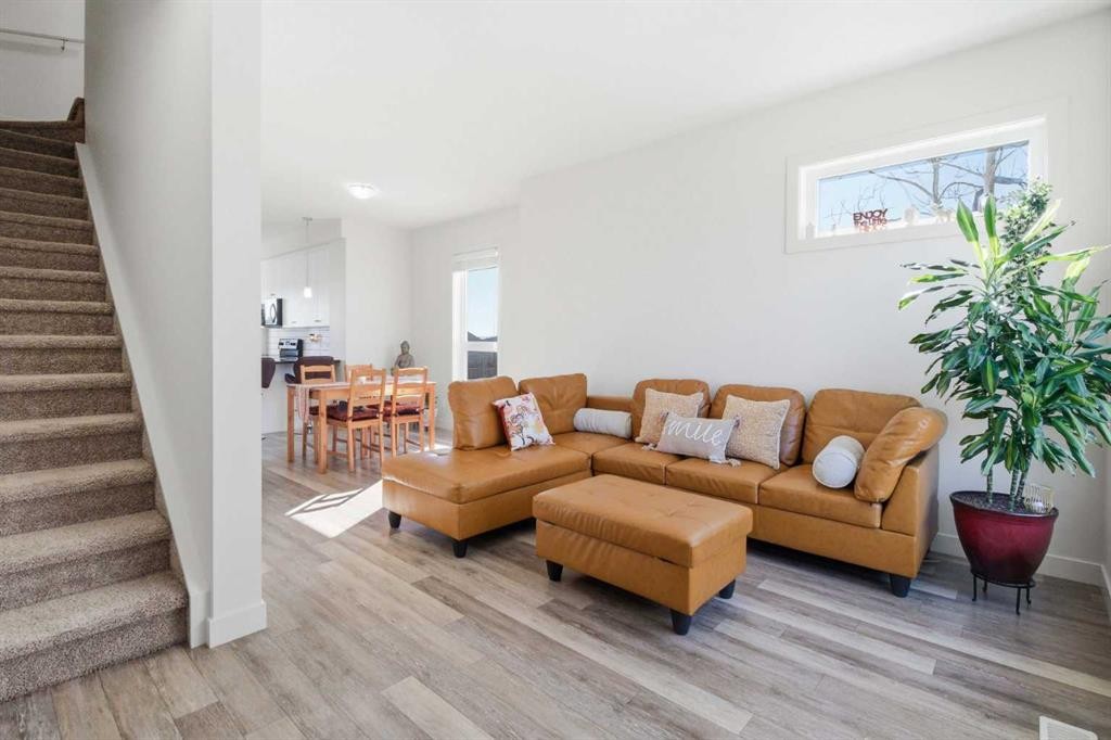 402-11 Evanscrest Mews Nw, Calgary, AB - Indoor Photo Showing Living Room