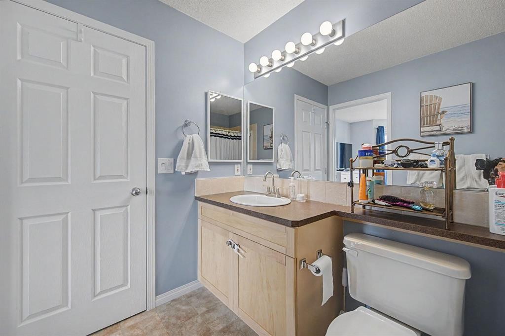 65 Royal Birch Villas Nw, Calgary, AB - Indoor Photo Showing Bathroom