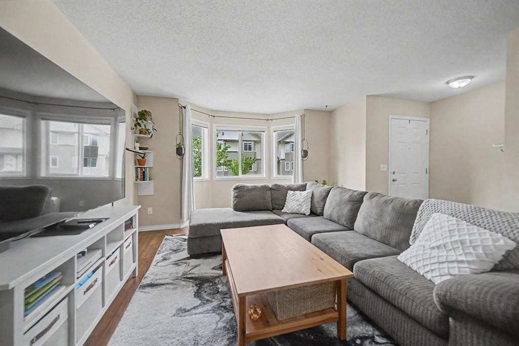 65 Royal Birch Villas Nw, Calgary, AB - Indoor Photo Showing Living Room