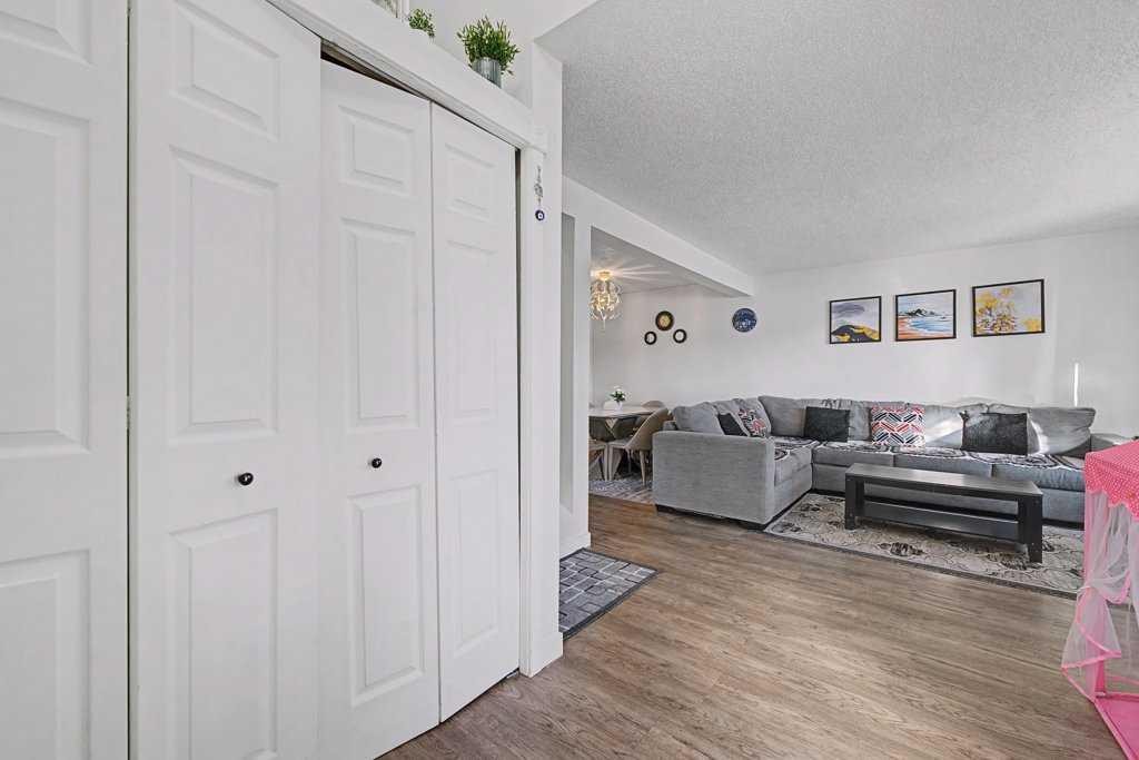 332 Abinger Crescent Ne, Calgary, AB - Indoor Photo Showing Living Room