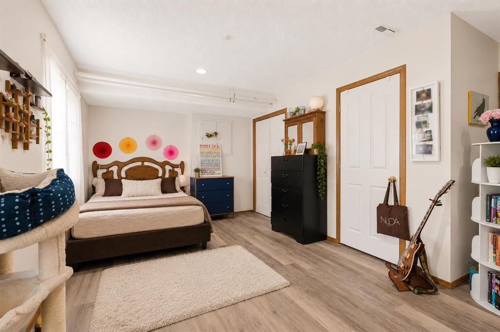 222 Anderson Grove Sw, Calgary, AB - Indoor Photo Showing Bedroom