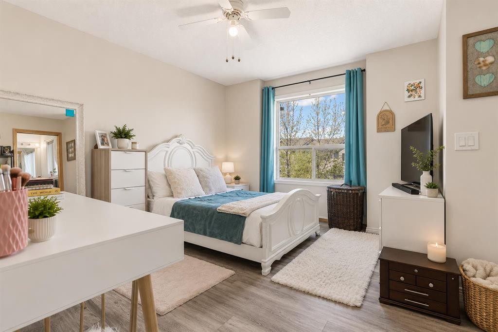 222 Anderson Grove Sw, Calgary, AB - Indoor Photo Showing Bedroom