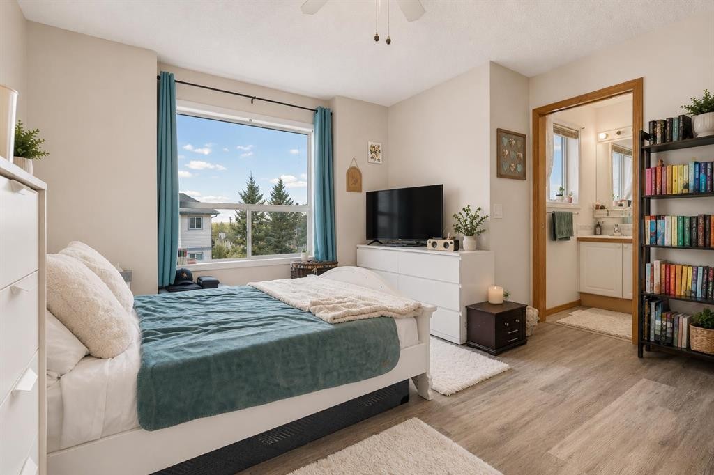 222 Anderson Grove Sw, Calgary, AB - Indoor Photo Showing Bedroom
