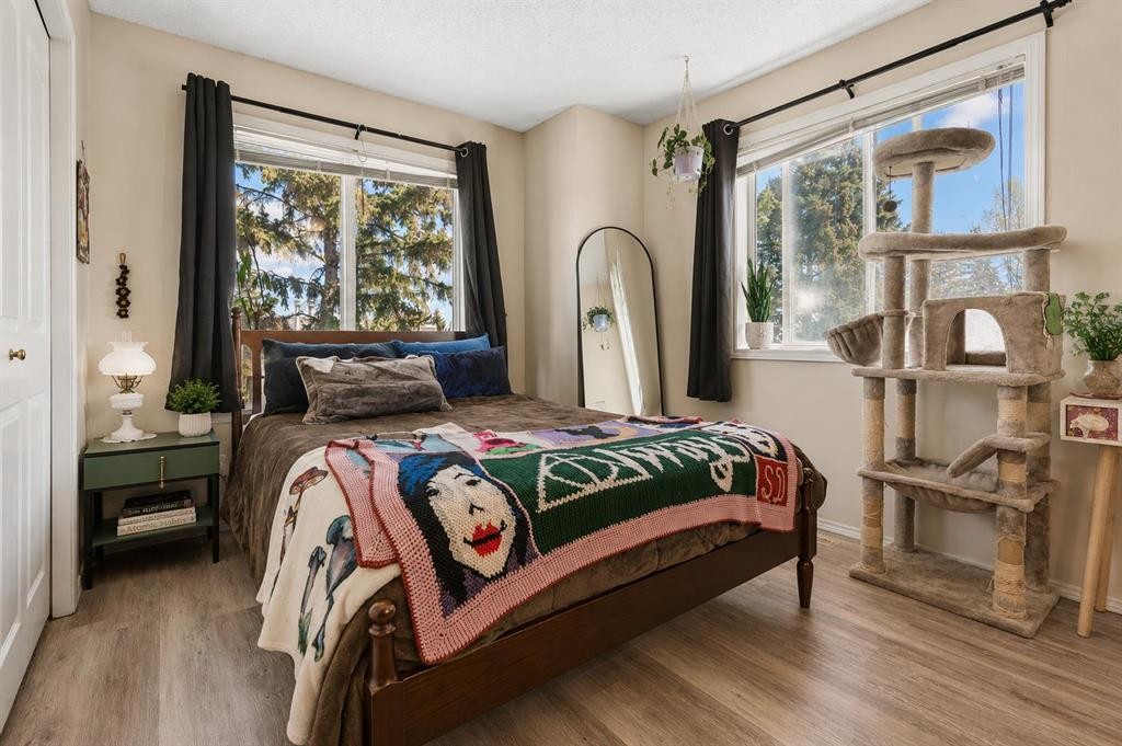 222 Anderson Grove Sw, Calgary, AB - Indoor Photo Showing Bedroom