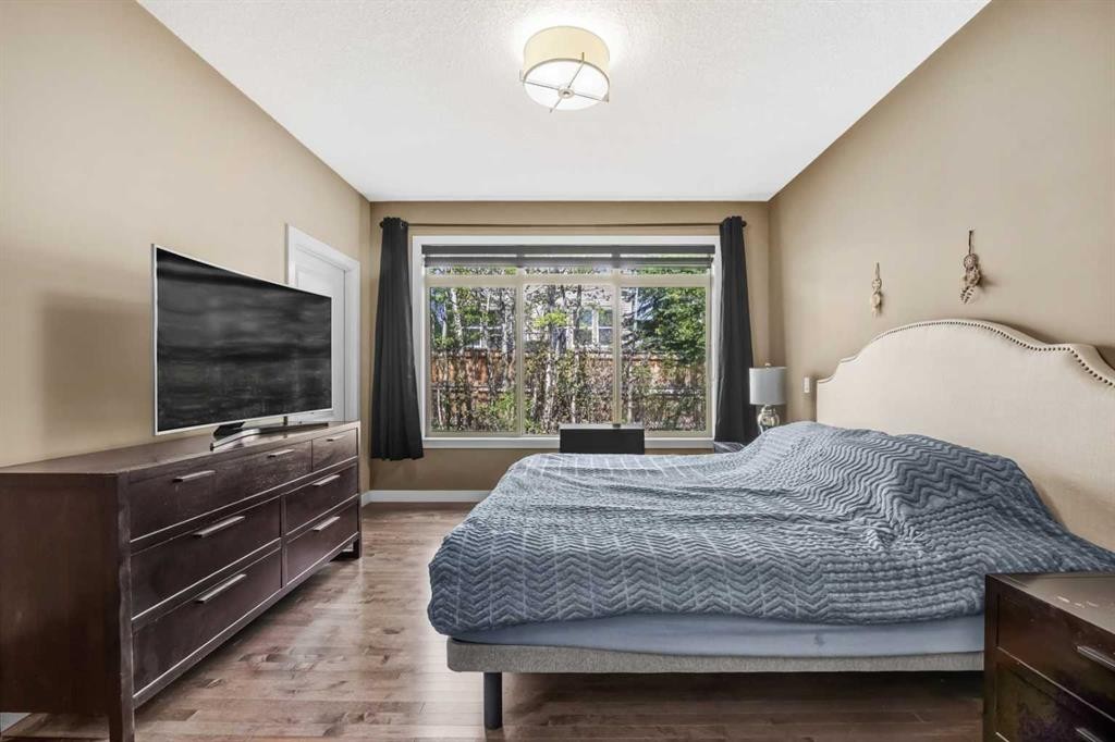 63 Cortina Villas Sw, Calgary, AB - Indoor Photo Showing Bedroom