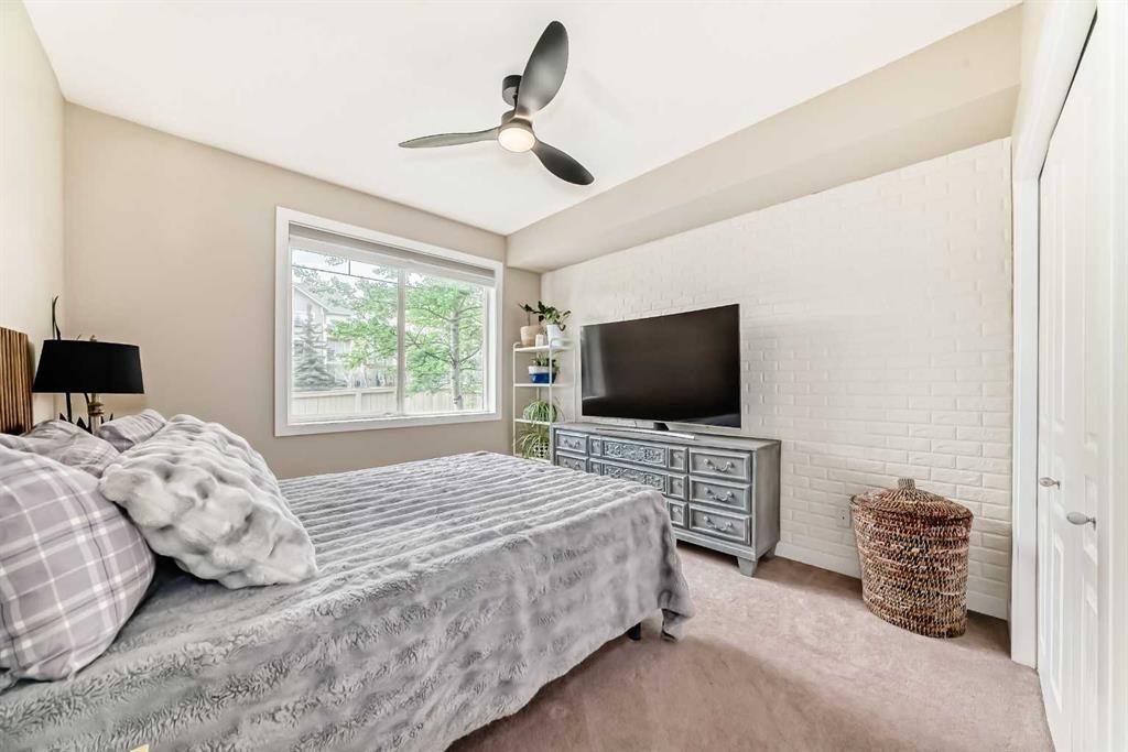 2105-211 Aspen Stone Boulevard Sw, Calgary, AB - Indoor Photo Showing Bedroom