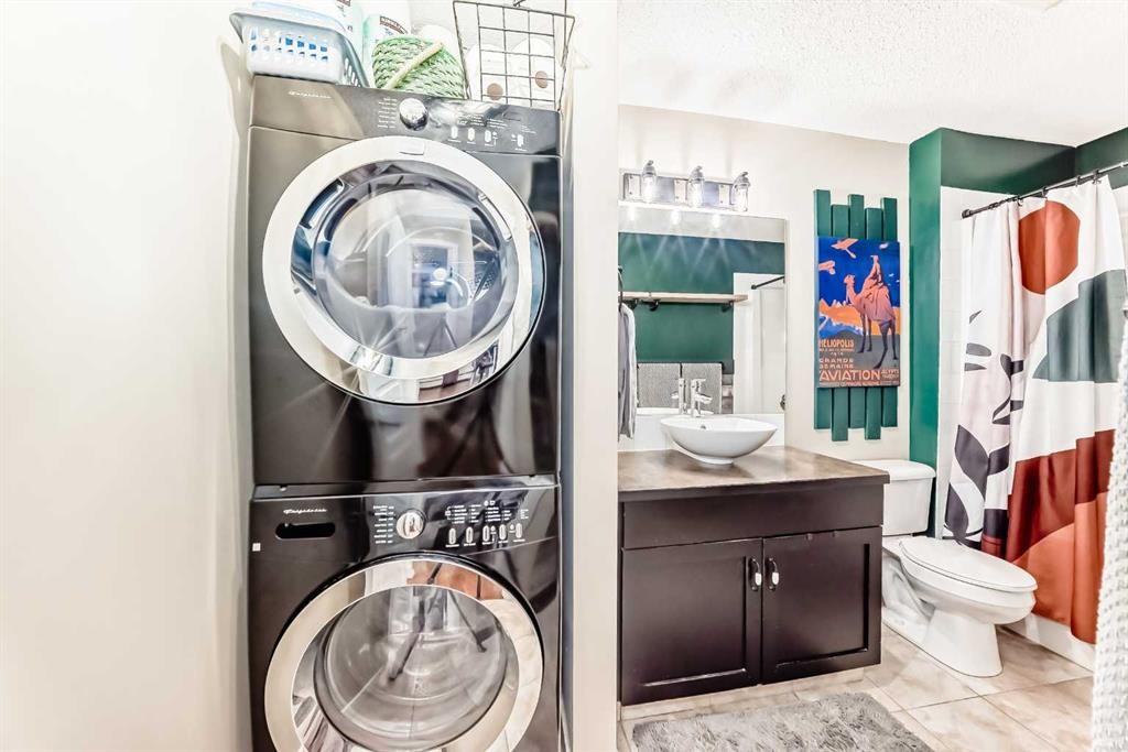 2105-211 Aspen Stone Boulevard Sw, Calgary, AB - Indoor Photo Showing Laundry Room