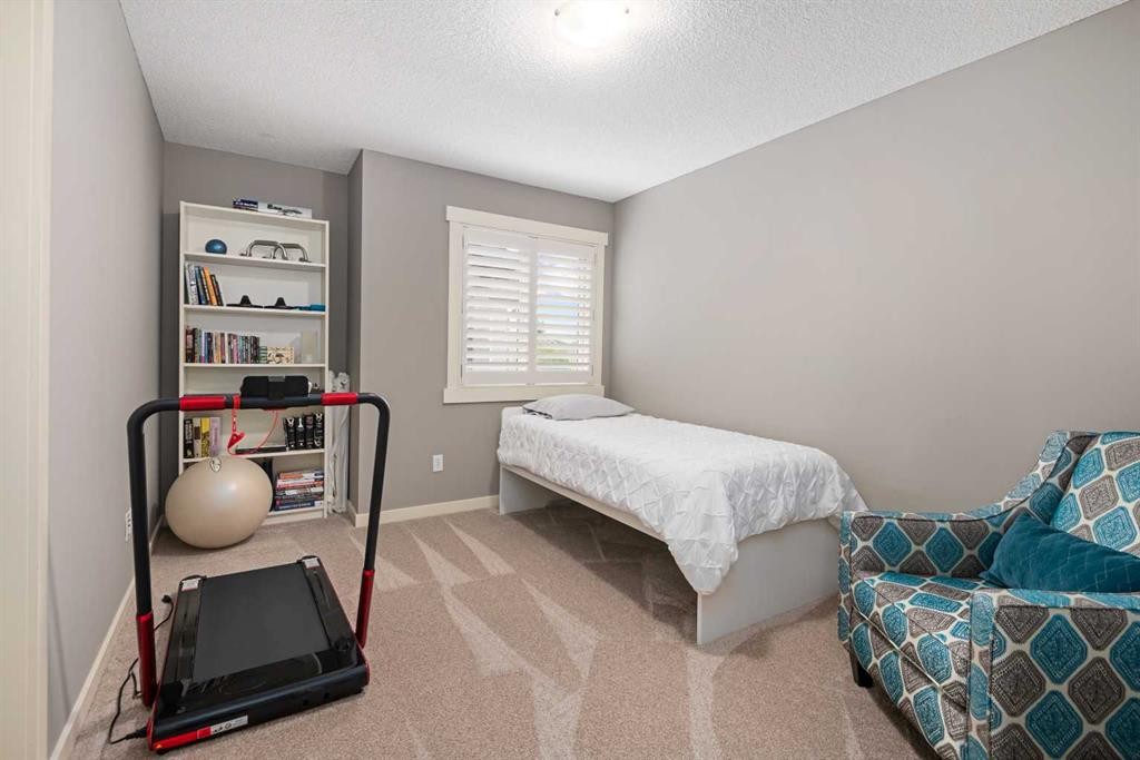 124 Evergreen Circle Sw, Calgary, AB - Indoor Photo Showing Bedroom
