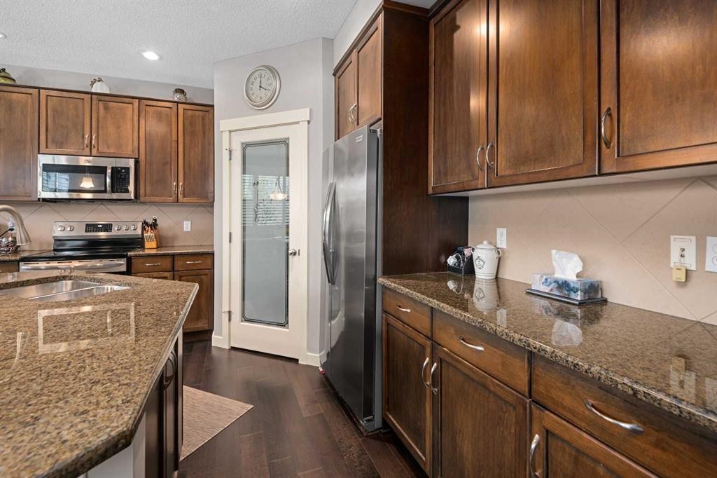 124 Evergreen Circle Sw, Calgary, AB - Indoor Photo Showing Kitchen