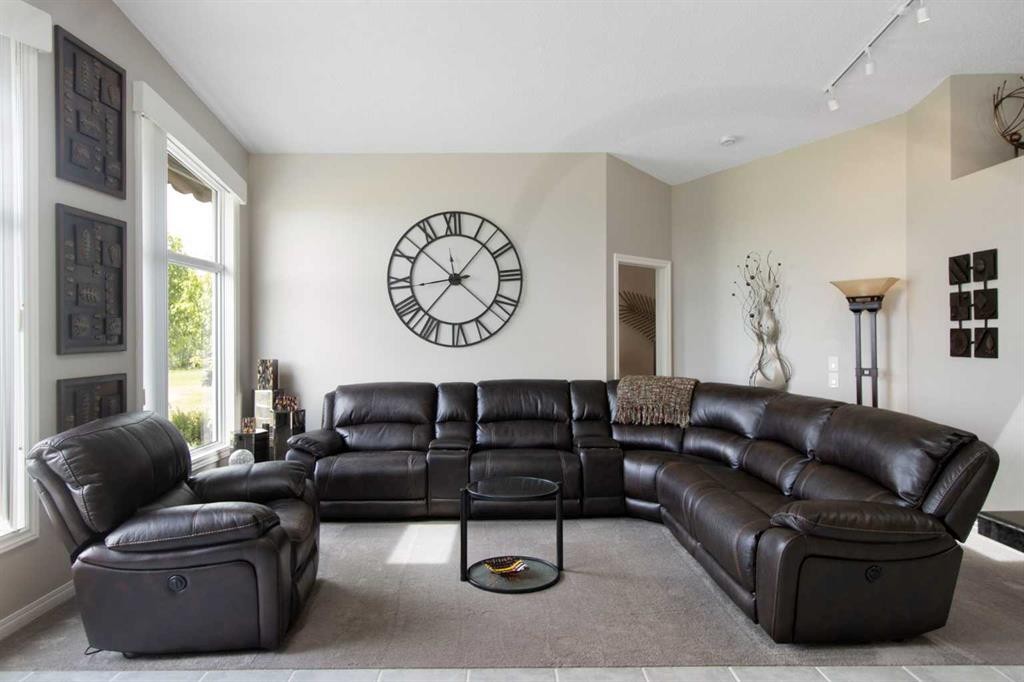 654 Lakeside Drive, Rural Vulcan County, AB - Indoor Photo Showing Living Room