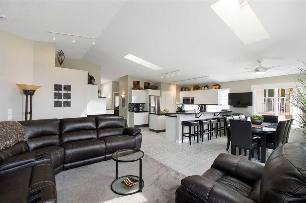 654 Lakeside Drive, Rural Vulcan County, AB - Indoor Photo Showing Living Room