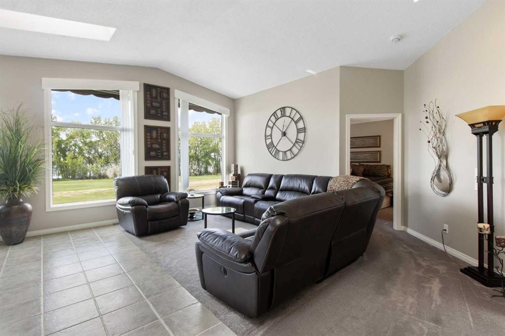 654 Lakeside Drive, Rural Vulcan County, AB - Indoor Photo Showing Living Room