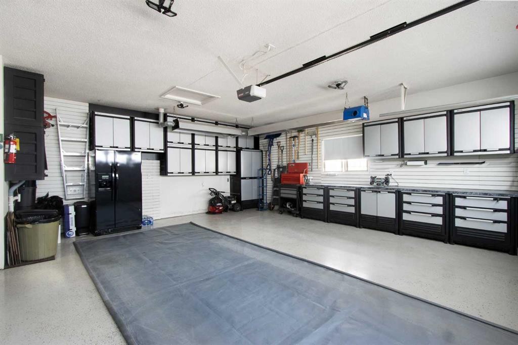 654 Lakeside Drive, Rural Vulcan County, AB - Indoor Photo Showing Garage