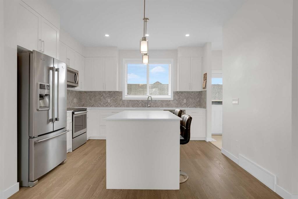 59 D'Arcy Boulevard, Okotoks, AB - Indoor Photo Showing Kitchen With Stainless Steel Kitchen With Upgraded Kitchen