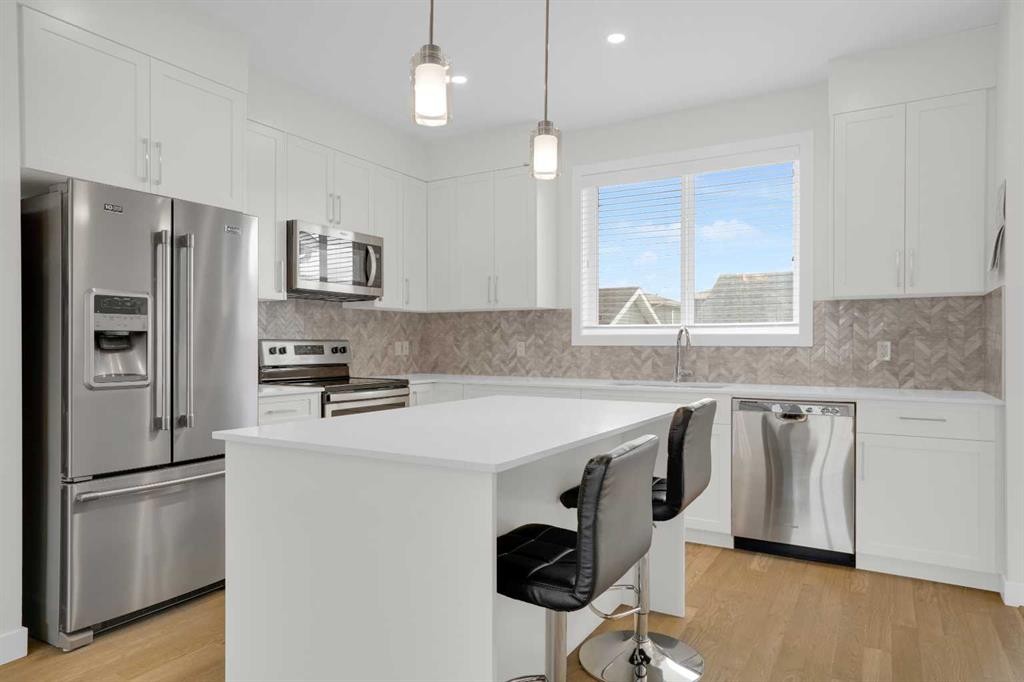 59 D'Arcy Boulevard, Okotoks, AB - Indoor Photo Showing Kitchen With Stainless Steel Kitchen With Upgraded Kitchen