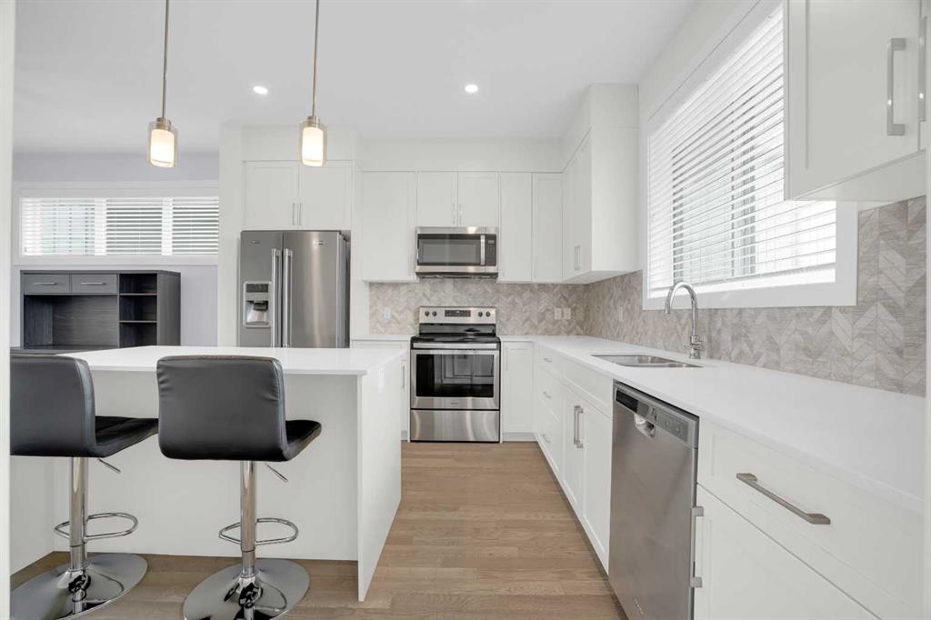 59 D'Arcy Boulevard, Okotoks, AB - Indoor Photo Showing Kitchen With Stainless Steel Kitchen With Upgraded Kitchen