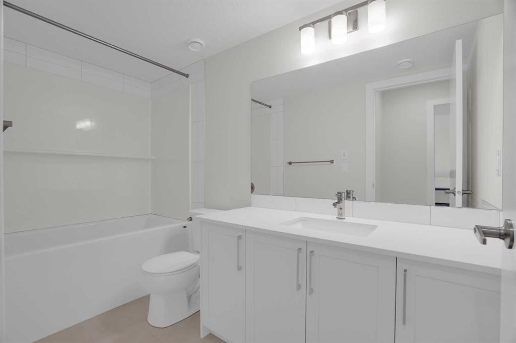 59 D'Arcy Boulevard, Okotoks, AB - Indoor Photo Showing Bathroom