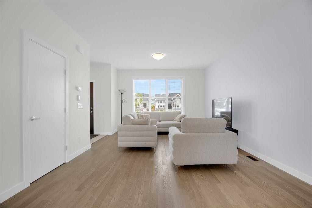 59 D'Arcy Boulevard, Okotoks, AB - Indoor Photo Showing Living Room
