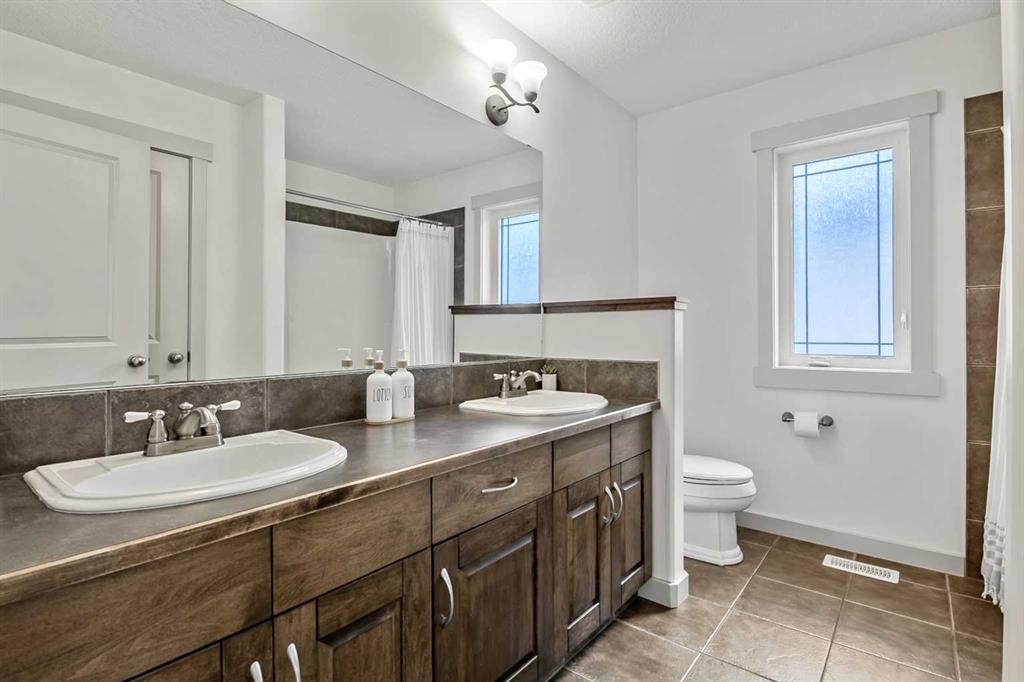 222 Chapala Point Se, Calgary, AB - Indoor Photo Showing Bathroom