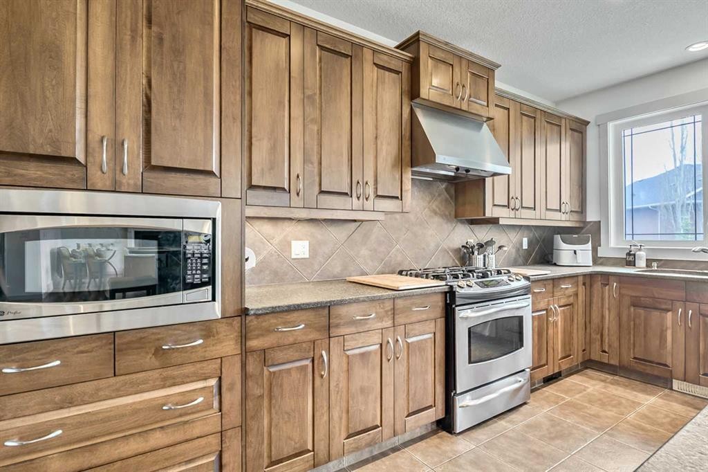 222 Chapala Point Se, Calgary, AB - Indoor Photo Showing Kitchen