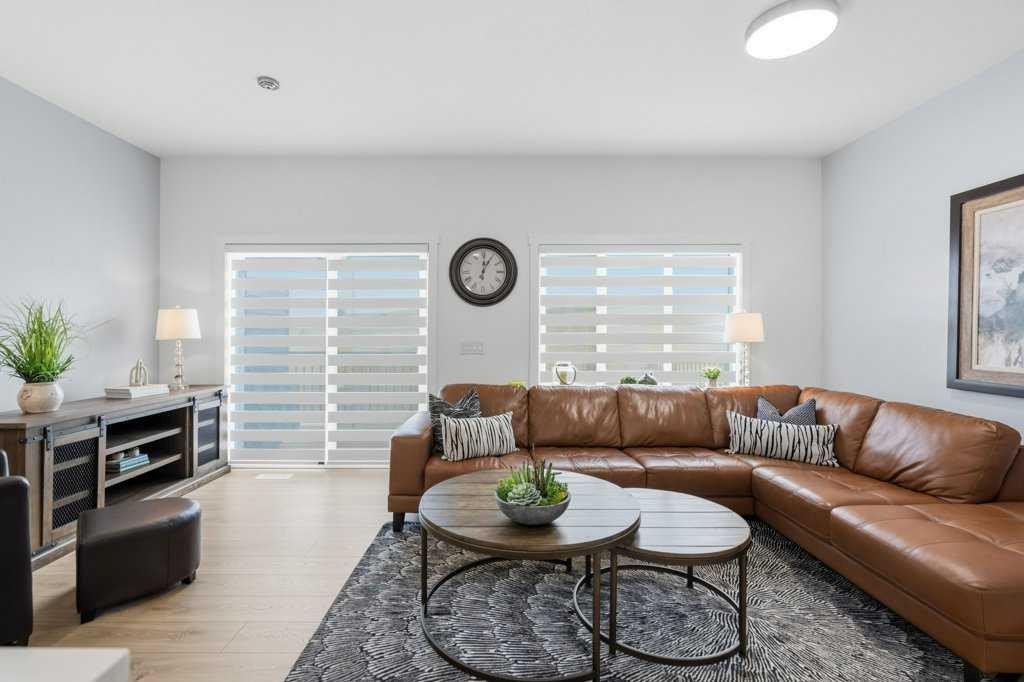 55 Heritage Manor, Cochrane, AB - Indoor Photo Showing Living Room