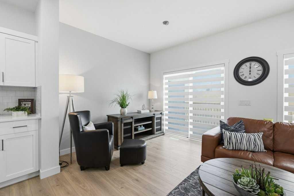 55 Heritage Manor, Cochrane, AB - Indoor Photo Showing Living Room