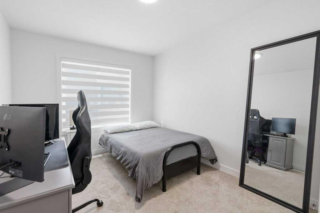 55 Heritage Manor, Cochrane, AB - Indoor Photo Showing Bedroom