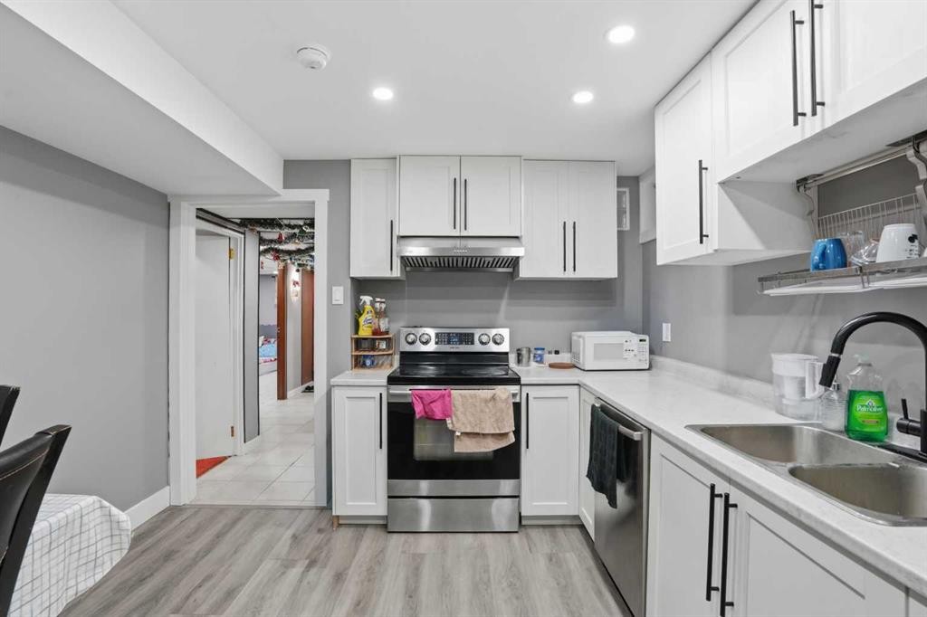 2004 18 Street Nw, Calgary, AB - Indoor Photo Showing Kitchen