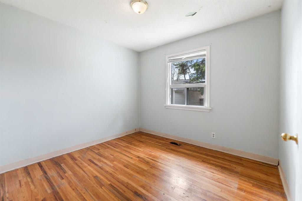6435 34 Avenue Nw, Calgary, AB - Indoor Photo Showing Other Room
