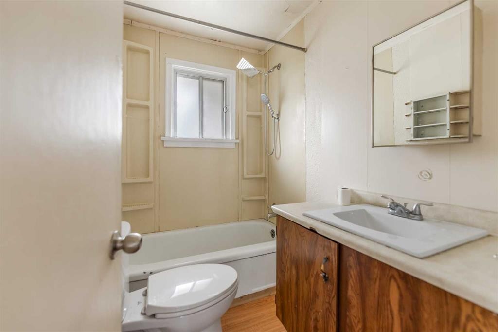 6435 34 Avenue Nw, Calgary, AB - Indoor Photo Showing Bathroom