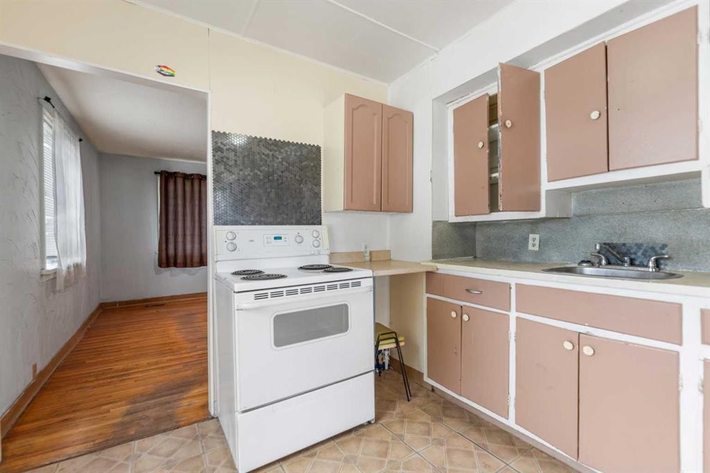 6435 34 Avenue Nw, Calgary, AB - Indoor Photo Showing Kitchen