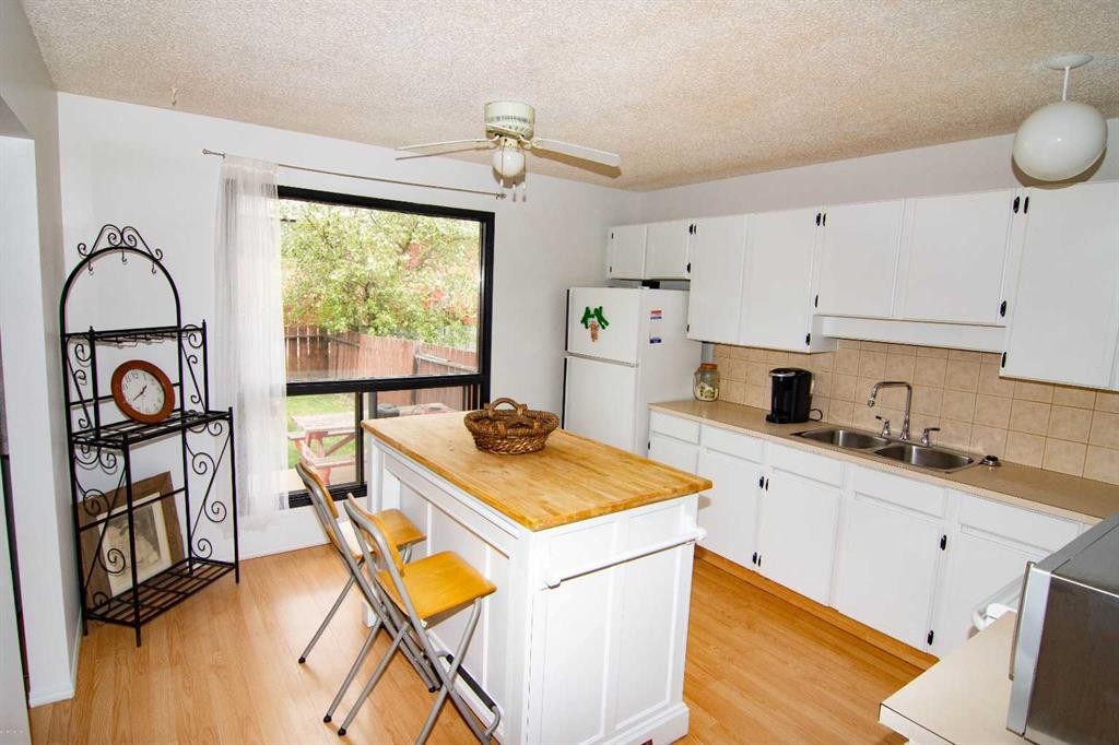 5502 Temple Road Ne, Calgary, AB - Indoor Photo Showing Kitchen With Double Sink
