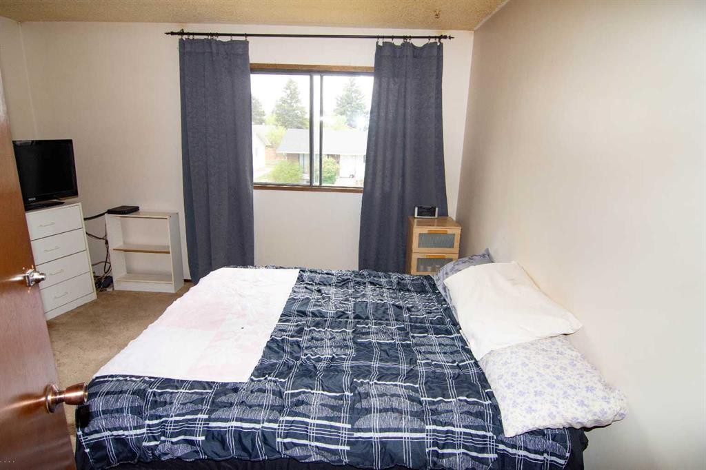 5502 Temple Road Ne, Calgary, AB - Indoor Photo Showing Bedroom