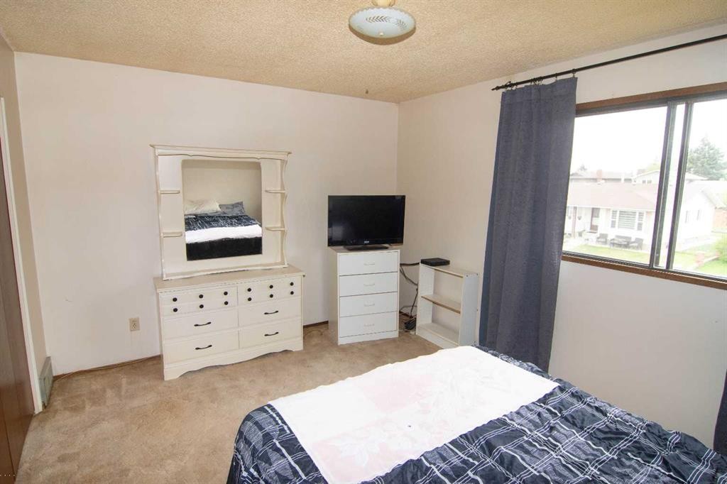 5502 Temple Road Ne, Calgary, AB - Indoor Photo Showing Bedroom