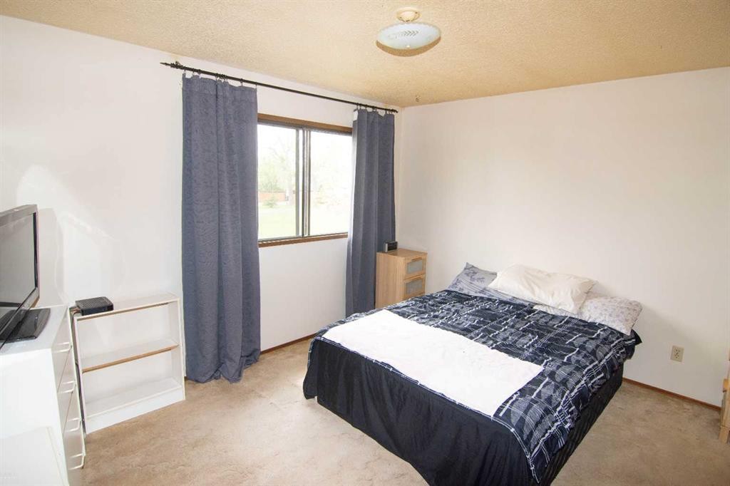 5502 Temple Road Ne, Calgary, AB - Indoor Photo Showing Bedroom