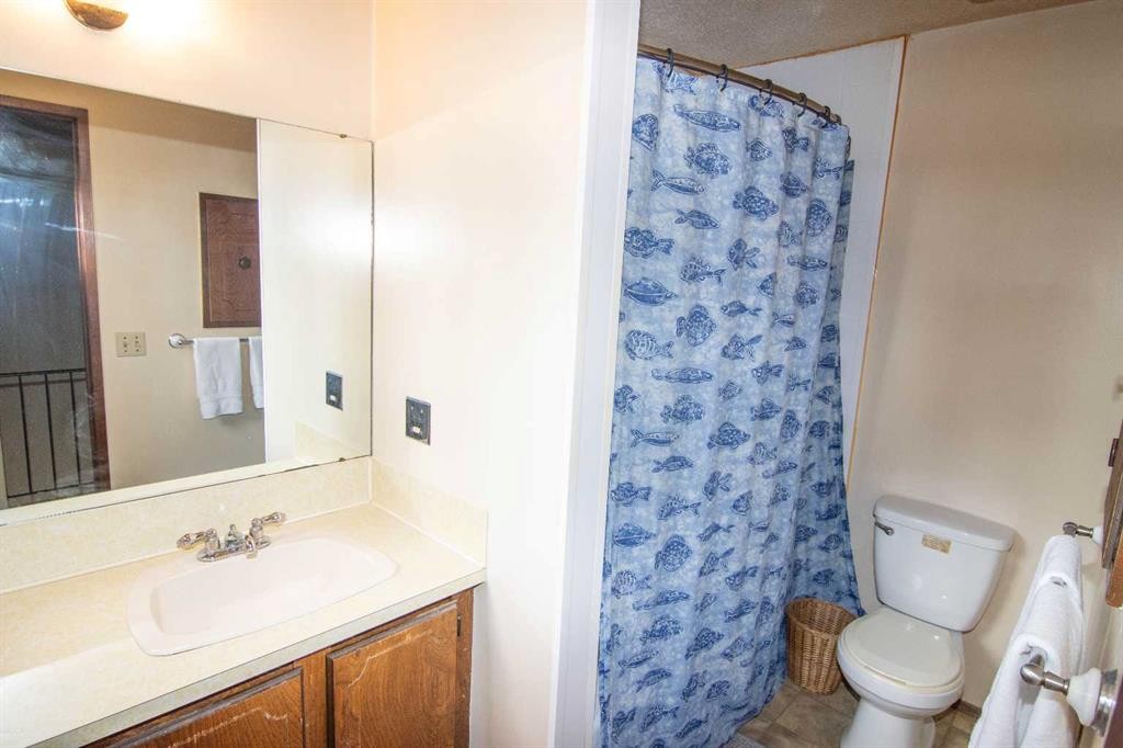 5502 Temple Road Ne, Calgary, AB - Indoor Photo Showing Bathroom