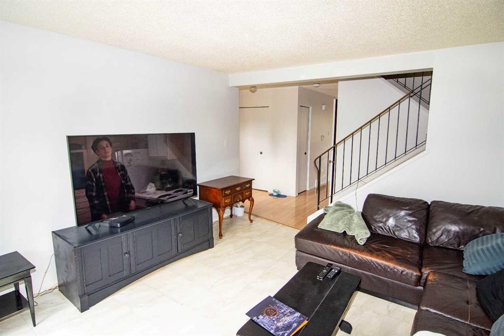 5502 Temple Road Ne, Calgary, AB - Indoor Photo Showing Living Room