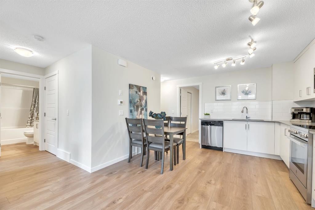 314 Cranbrook Square Se, Calgary, AB - Indoor Photo Showing Kitchen