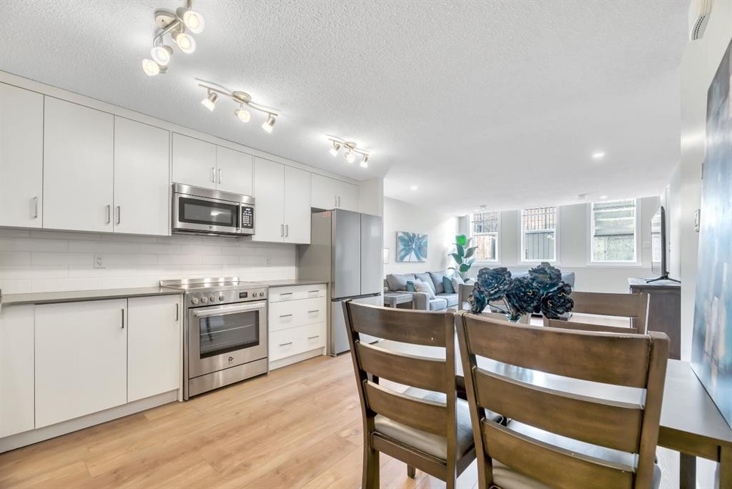 314 Cranbrook Square Se, Calgary, AB - Indoor Photo Showing Kitchen With Upgraded Kitchen