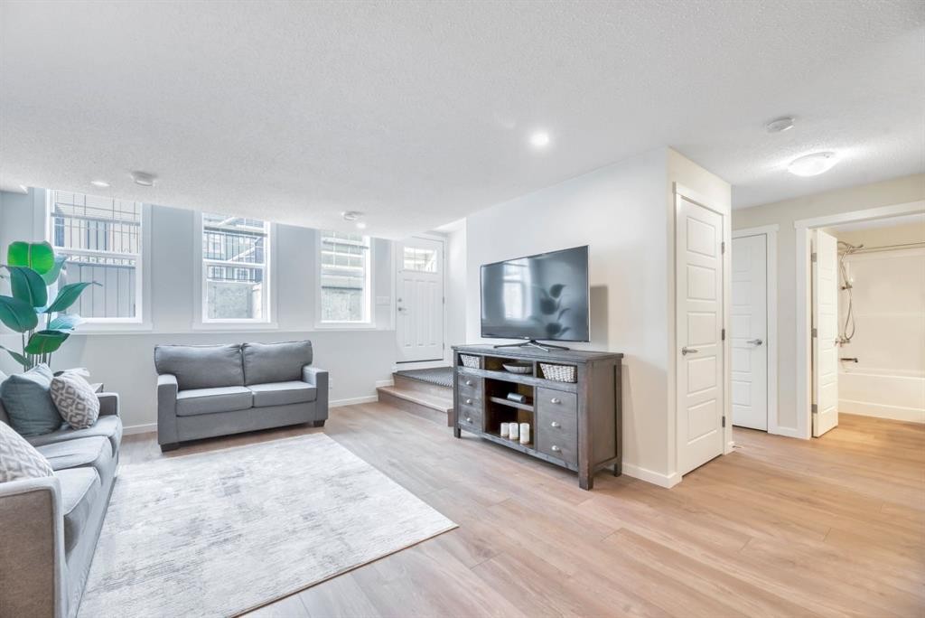 314 Cranbrook Square Se, Calgary, AB - Indoor Photo Showing Living Room