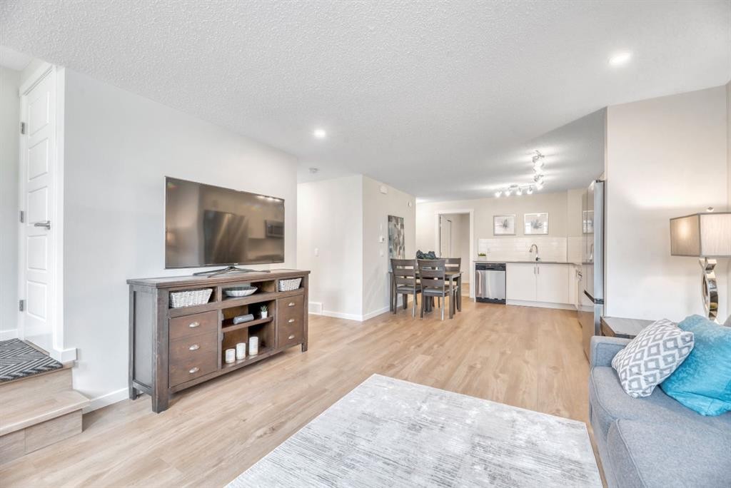 314 Cranbrook Square Se, Calgary, AB - Indoor Photo Showing Living Room